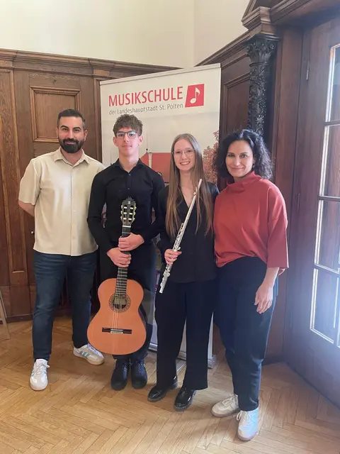 Direktor Andreas Pesel, Teodor Stevanovic (sehr guter Erfolg), Mia Pavla Mezga (2. Preis) und Querflöten-Lehrerin Daniela Lahner freuten sich über die Auszeichnungen | Foto: Stadtgemeinde Schwechat