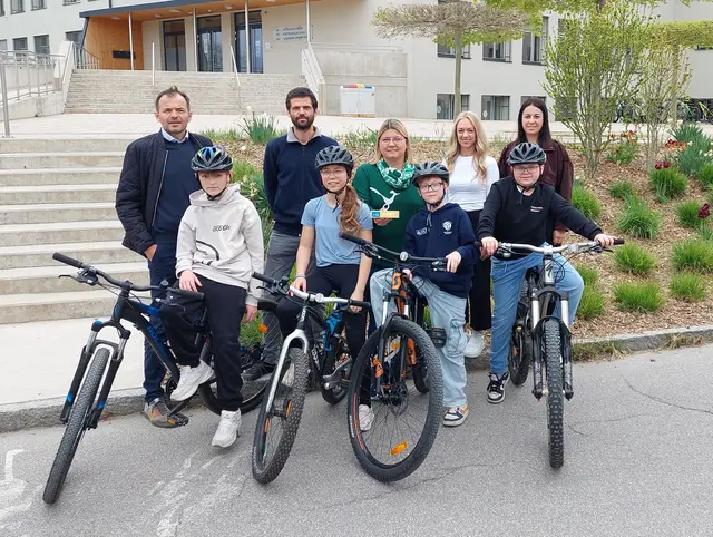 Schüler, Lehrer und Direktoren von SMS Rieger und Gymnasium Hartberg stellen den Radfahrt-Wettbewerb für Mai und Juni vor.