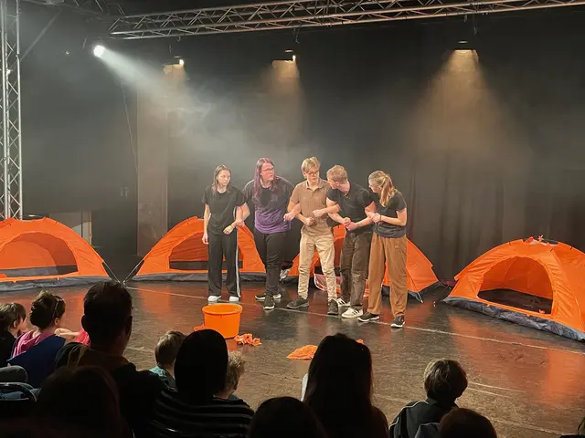 In kraftvollen Szenen zeigen die Jugendlichen die Zerrissenheit zwischen Resignation und Auflehnung. | Foto: MeinBezirk/Monika Wilfurth