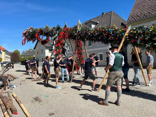 Maibaum in Klam. Eine Initiative der Landjugend Klam mit Feuerwehr und Musik. | Foto: Landjugend Klam