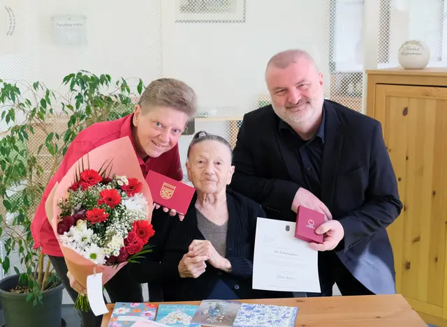 Maria Jellinek mit GR Claudia Schwarz und Wolfgang Maresch-Zencica. | Foto: Bernhard Garaus