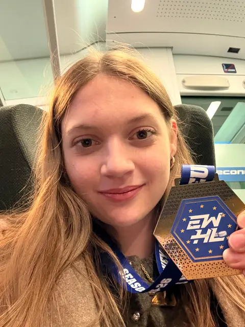 Goldmedaille mit internationalem Flair für Hannah Leitner, die mit den Sabres St. Pölten die EWHL dominierte. | Foto: Leitner