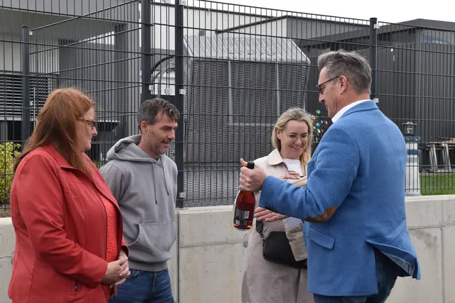 OSG-Obmann Alfred Kollar überreichte ein Einstandsgeschenk. | Foto: MeinBezirk/Michael Strini