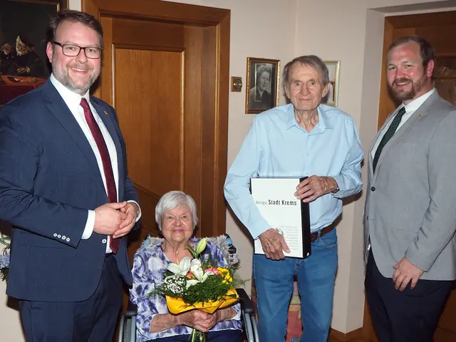 Das Jubelpaar Christa und Helmut Kuchlbacher mit Vizebürgermeister Florian Kamleitner (l.) und Gemeinderat Fabian Haider. | Foto: Stadt Krems