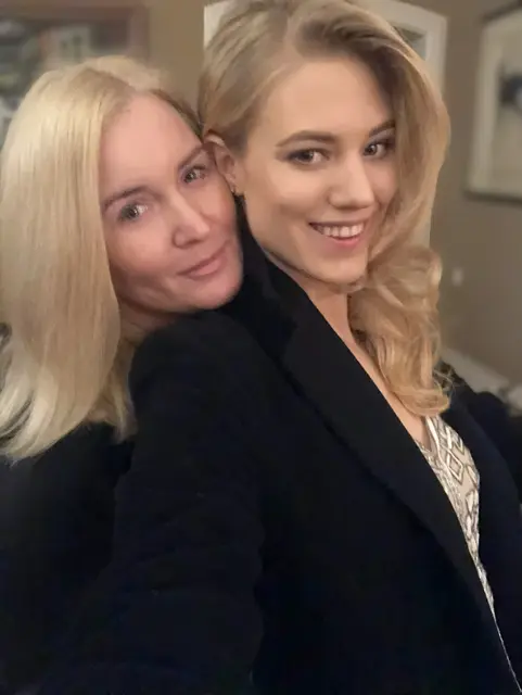 Kärntner Frauenpower: Model und Schauspielerin Larissa Marolt mit ihrer Mama Elke.  | Foto: privat