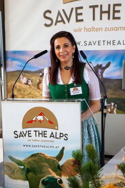Regina Stich, die Obfrau von Save The Alps, einem Verein, der wolfsfreie Weidezonen und aktives Wolfsmanagement fordert | Foto: Save The Alps