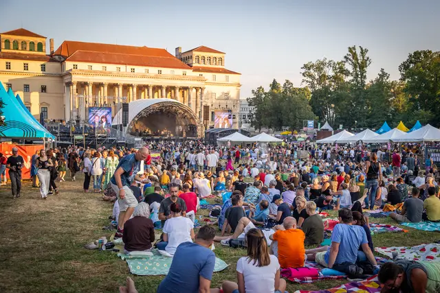 Das "Butterfly Dance! Festival" lockt Fans elektronischer Musik in den Schlosspark Esterházy nach Eisenstadt. | Foto: davidbitzan