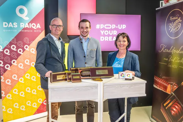 Christof Splechtna (Vorstand Raiffeisen-Landesbank Tirol), Philipp Zauner (Konditorei Zauner) und Claudia Huber (Quartiersmanagement „Das Raiqa“) (v.l.). | Foto: Simon Fischler