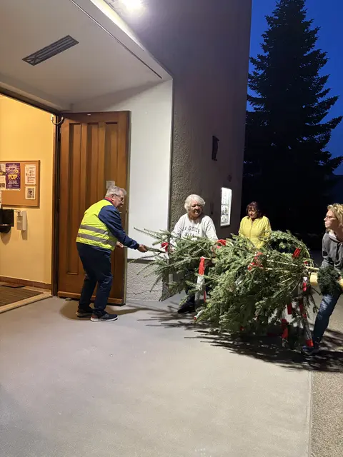 Die Beobachter staunten nicht schlicht, als der Maibaum in die Kirche gebracht wurde. | Foto: Trachtenverein Ried