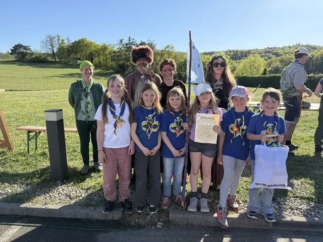 Erste Reihe: Caroline Laister, Lara Jiraut, Elisabeth Baumgartner, Amelie Dirlinger, Helena Laister und Jana Jiraut.
Im Hintergrund: Sandra Mackinger, Jürgen Haiderer als weiser Druide Aborius, Finlay Grün-Watts als der Feuergnom und Teresa Weiß. | Foto: Bernadette Laister