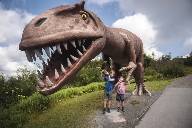 Urzeit hautnah erleben: Kinder entdecken im Triassic Park auf der Steinplatte lebensgroße Dinosaurier und tauchen spielerisch in die Welt der Erdgeschichte ein. | Foto: Bergbahn Steinplatte