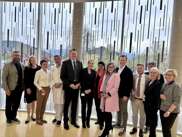 Vertreterinnen und Vertreter der Politik und aus dem Gesundheitswesen, sowie der KAGes stellten sich auf einen Foto zusammen.