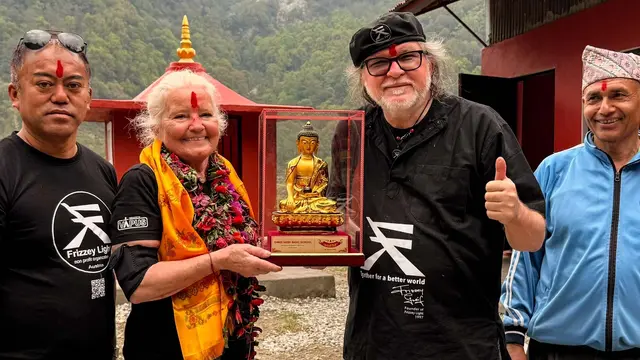 Frizzey Greifs Herzensprojekt in Nepal eröffnet