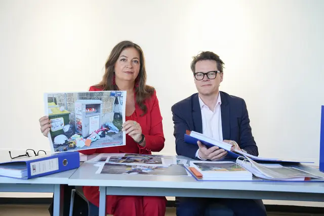 Planungsstadträtin Ulli Sima und Umweltstadtrat Jürgen Czernohorszky (beide SPÖ) sagen der Vermüllung rund um geplünderte Altkleidercontainer den Kampf an. | Foto: Sade Jerabek/MeinBezirk