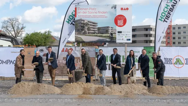 Berislav Piljic, Fabian Grundel und Markus Hinterplattner von der WAG, Bürgermeister Christian Schöffmann sowie Philipp Meyer und Johann Amerstorfer von der Hoch- und Tiefbau GmbH, die Architekten Gösta Nowak sowie Claudia Wimberger,  Daniel Andorfer (Hoch- und Tiefbau GmbH) und Matthias Hinterberger (WAG). | Foto: WAG/Schinnerl