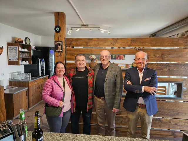 Bezirkshauptmann Valentin Pühringer (2. v. r.) in Begleitung seiner Frau und der ehemalige Bezirkspolizeikommandant Herbert Kirschner (r.) zu Besuch in der Pizzeria von Nedim Kıyafet. | Foto: Mimoza
