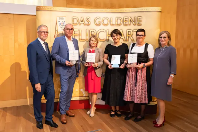 Gartenhotel Ochensberger und Sattlerwirt Hotel/Wirtshaus/Seminar - Sieger Österreich mit einer Gesamtzufriedenheit von 99,87 % im MICEadvsor
Im Bild (vl).: Thomas Wolfsegger (Tagen in Österreich), Peter Ochensberger, Astrid Ochensberger (Gartenhotel Ochensberger), Beate Astner-Prem, Birgit Astner (Sattlerwirt Hotel/Wirtshaus/Seminar), Elfi Schenkel (Tagen in Österreich) | Foto: Philipp Greindl