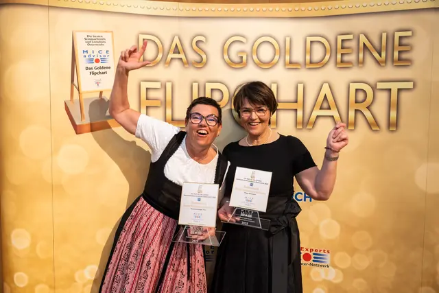 Birgit Astner (l.) und Beate Astner-Prem vom Sattlerwirt in Ebbs freuen sich über die Auszeichnung mit dem Goldenen Flipchart 2025 und zählen damit zu Österreichs bestbewerteten Seminarhotels.   | Foto: Philipp Greindl
