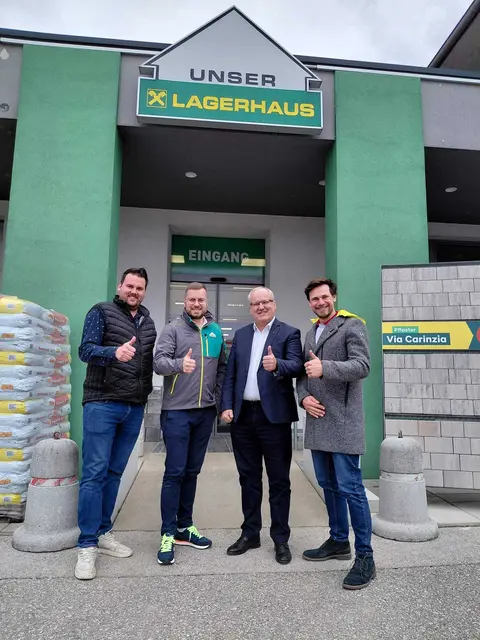 Otto Sucher (2. v. li.) und das Lagerhaus-Team freuen sich über die Rückkehr der Poststelle nach Poggersdorf. | Foto: Otto Sucher