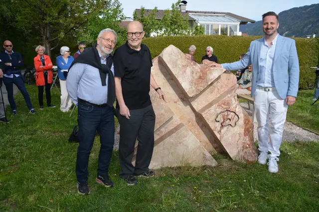 Kunstvereins-Obmann Dr. Martin Seiwald, Künstler Helmut Nindl und Bürgermeister Andreas Gang enthüllten die Skulptur „Markierung“, gefertigt aus Kramsacher Marmor. 

 | Foto: Veronika Spielbichler