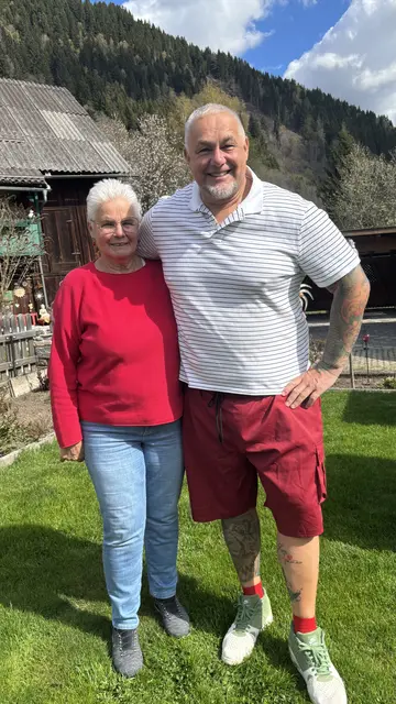 Franz "The Austrian Rock" Müllner mit seiner Mama Maria Müllner. Franz und MeinBezirk Lungau haben sie kurz vor dem Muttertag besucht. | Foto: pjw