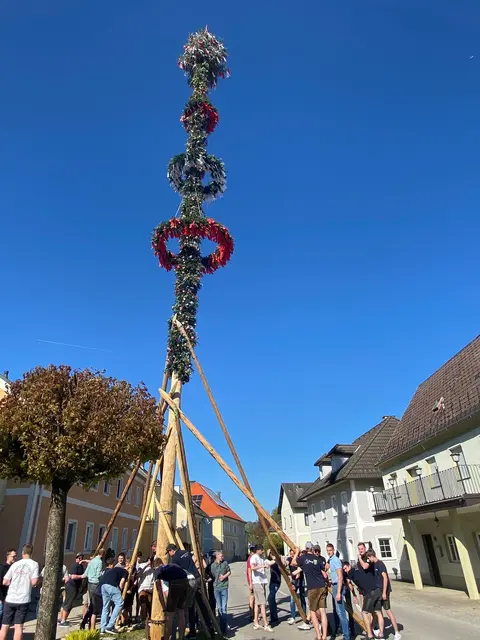 Maibaum in Klam. Eine Initiative der Landjugend Klam mit Feuerwehr und Musik. | Foto: Landjugend Klam