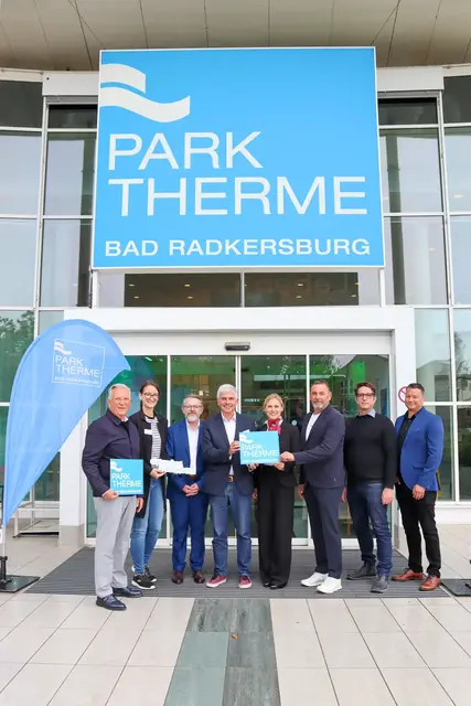 Bürgermeister Karl Lautner, Veronika Kollmanitsch vom Thermen- &amp; Vulkanland Steiermark, Andreas Pabst, F&amp;B-Manager Parktherme 
Bad Radkersburg, Geschäftsführer Christian Korn, Geschäftsführerin Doris 
Salchinger, 2. Vizebürgermeister Johannes Wonisch, Architekt Stephan Piber, Markus 
Baumann vom Projektmanagement der Parktherme Bad Radkersburg (v. l.) | Foto: Parktherme Bad Radkersburg