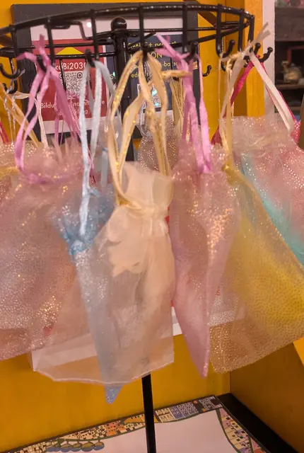 Seidensäckchen mit Federn für die Federführungpraxis  | Foto: Tatjana Christelbauer