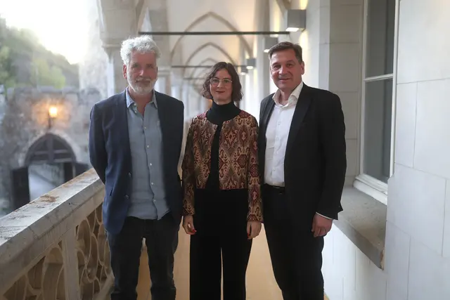 Dirk Stermann stellte am ersten Tag des Literaturfestivals sein Buch „Die Republik der Irren“ vor.
V. l.: Dirk Stermann, Kuratorin Marlen Mairhofer und Bürgermeister Werner  Krammer | Foto: Stadt Waidhofen