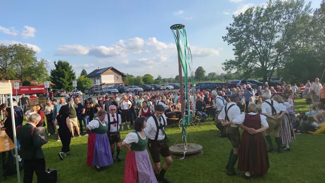 Maibaumaufstellen in Gössendorf