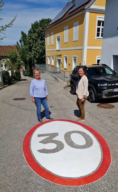 Hannelore Rohrhofer und Alexandra Ambrosch vor dem Kindergarten in Brunnkirchen. | Foto: SPÖ Krems