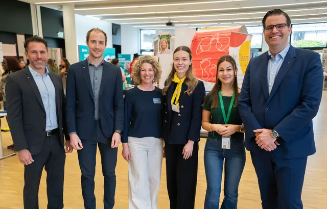  v.li.n.re.: Nicolas Aron, Business &amp; Career Services am IMC Krems; Andreas Lichtenwörther, akademischer Leiter am IMC Krems; Alexandra Wiedemann, People Engagement Managerin / HYPO NOE Landesbank für Niederösterreich und Wien AG; Alina Reiter, Recruiting / Hilfswerk Niederösterreich; Shila Gharehgozloo, Operative Assistentin und Leiterin der Personalabteilung (Regional Center Vienna) / Boehringer Ingelheim RCV GmbH &amp; Co KG; Bernhard Dollensky, Chief Operating Officer am IMC Krems | Foto: IMC Krems