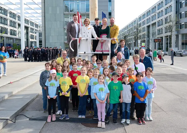 Landeshauptfrau Johanna Mikl-Leitner mit Vizebürgermeister Florian Krumböck (links), Landhaus-Betriebsfeuerwehr-Kommandant Erich Schilcher, Vizebürgermeisterin von Asperhofen, Christina Steinböck, Bürgermeister von Asperhofen, Harald Lechner, und Kindern aus Asperhofen. | Foto: NLK Pfeiffer