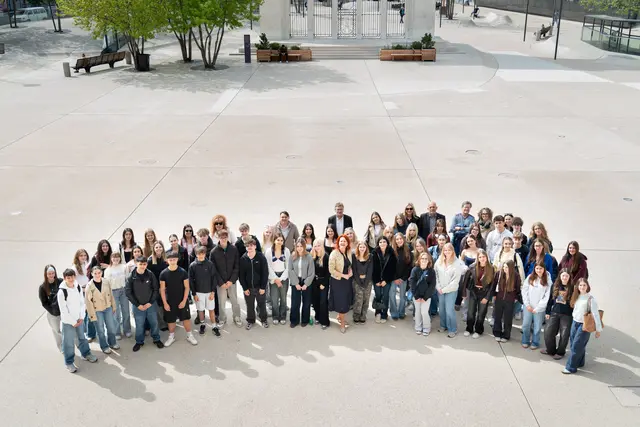 Beim Besuch diese Woche im Landhaus sowie dem Euregio-Infopoint in Innsbruck: Bildungslandesrätin Cornelia Hagele (erste Reihe, Mitte), Vorstand der Abteilung Südtirol, Europaregion und Außenbeziehungen Simon Lochmann (dritte Reihe, Mitte) sowie weiteren Vertretern der Euregio gemeinsam mit rund 70 SchülerInnen und sechs Lehrpersonen der Euregio-Schulpartnerschaft der Bundeshandelsakademie Wörgl, der Fachoberschule für Tourismus und Biotechnologie „Marie Curie“ aus Meran und dem Istituto tecnico economico „Antonio Tambosi“ aus Trient.
 | Foto: Land Tirol/Krepper