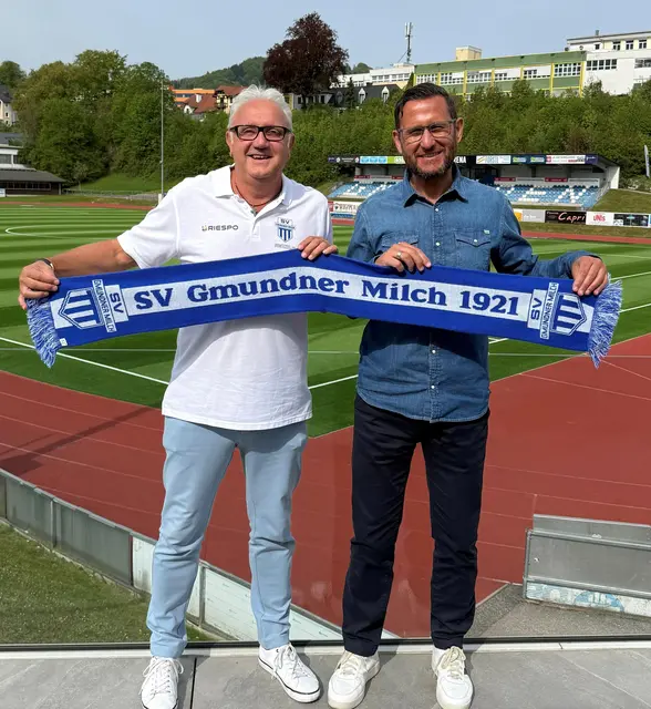 Obmann Gerhard Riedl begrüßt Markus Allerstorfer als neuen Cheftrainer beim SV Gmundner Milch. | Foto: SV Gmundner Milch