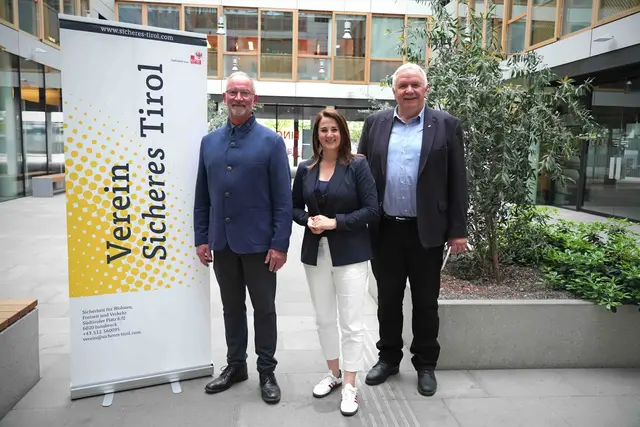 Präsident Peter Hölzl mit Landesrätin Astrid Mair und seinem Stellvertreter Alfons Gruber nach der einstimmigen Wahl bei der Generalversammlung des Vereins Sicheres Tirol. | Foto: Land Tirol/Schallhart