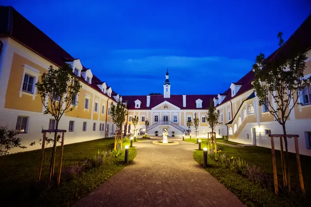 Das Lesekabarett „Willkommen im Paradies“ findet im wunderschönen Hof von Schloss Haindorf statt. | Foto: Robert Herbst