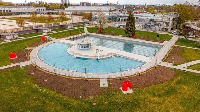 Ein Großteil des Altbestandes an Hecken und Bäumen wurde im Welser Welldorado-Freibad entfernt und durch Neubepflanzung ersetzt. | Foto: Stadt Wels