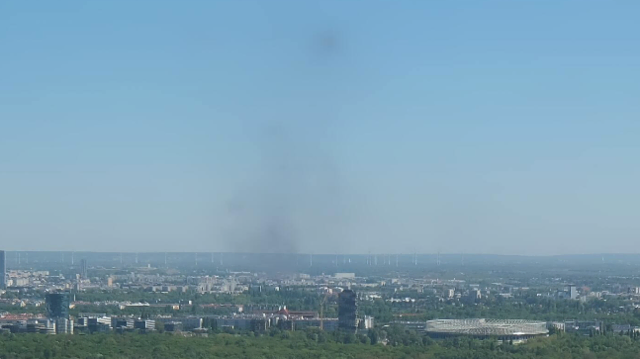 Webcam-Aufnahmen zeigen eine dichte Rauchsäule über der Donaustadt. | Foto: Screenshot Panomax Arsenal