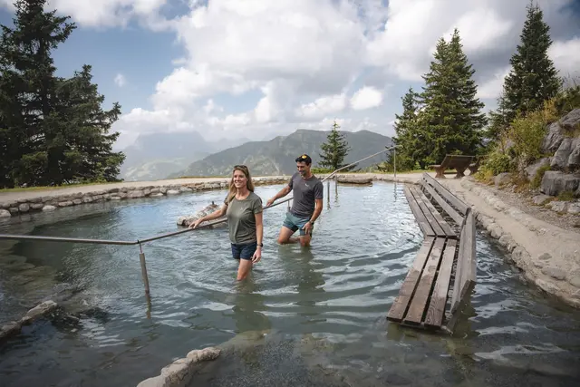 Erfrischung mit Bergblick: Wasserspiele, Kneippanlagen und Ruhebereiche wie der Triassic Beach sorgen an warmen Sommertagen für Abkühlung inmitten alpiner Landschaft. | Foto: Bergbahn Steinplatte