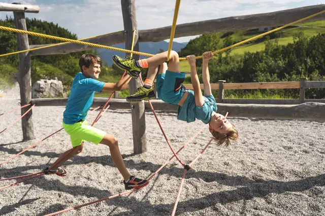 Spielerische Bewegung in der Natur: Im Niederseilgarten des Triassic Parks testen Kinder Gleichgewicht und Geschicklichkeit – eingebettet in die alpine Landschaft der Steinplatte. | Foto: Bergbahn Steinplatte
