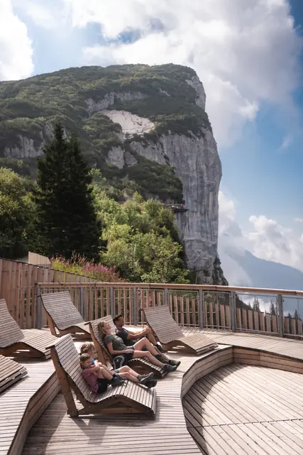 Entspannung mit Panorama: Auf den hölzernen Liegeelementen der Panorama Muschel verbinden sich Ruhe, Natur und spektakuläre Ausblicke zu einem besonderen Bergerlebnis. | Foto: Bergbahn Steinplatte