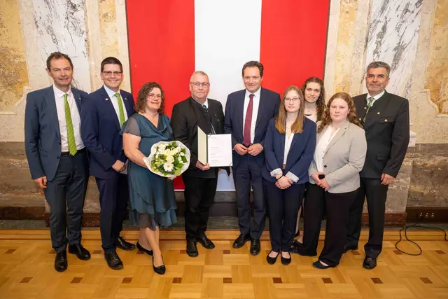 Kammerdirektor DI Franz Raab, Vizepräsident Ing. Lorenz Mayr, Martina Schechtner, Ökonomierat Friedrich Schechtner, Bundesminister Mag. Norbert Totschnig MSc, Elisabeth Schechtner, Martina Schechtner, Andrea Schechtner, Kammersekretär DI Gerald Patschka | Foto: BMLUK/Rene Hemerka