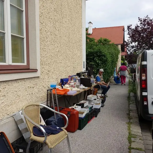 Einmal im Jahr findet der Flohmarkt mit 800 Meter langer Verkaufsfläche direkt am Straßenrand statt. | Foto: zVg