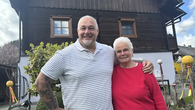 Franz "The Austrian Rock" Müllner mit seiner Mama Maria Müllner. Franz und MeinBezirk Lungau haben sie kurz vor dem Muttertag besucht. | Foto: pjw