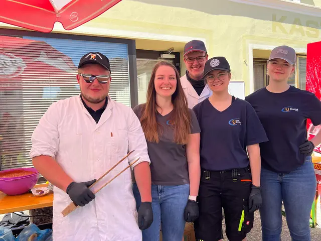 Maibaum in Klam. Eine Initiative der Landjugend Klam mit Feuerwehr und Musik. | Foto: Landjugend Klam