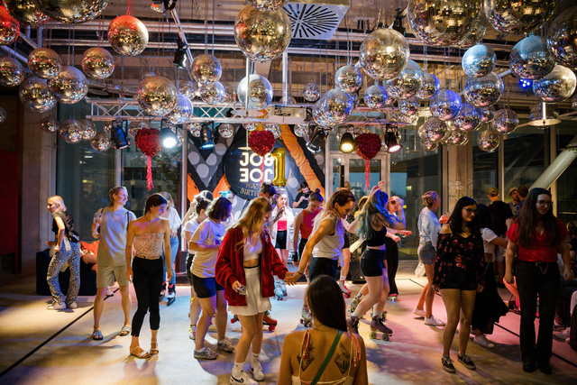 Ein Highlight ist das interaktive „Danceoke“-Format, bei dem ikonische Song-Contest-Choreografien gemeinsam nachgetanzt werden können. | Foto: Jo&Joe/Powerjam