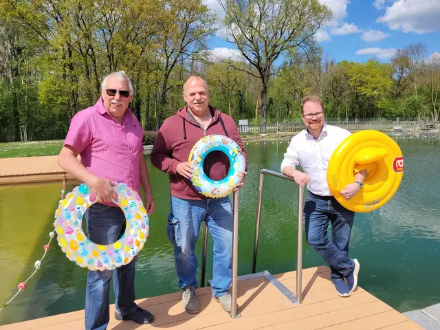 Gemeinderat Walter Böhm, Bademeister und Freibadleiter Christian Mrskos und Bürgermeister Christoph Artner freuen sich schon aufs kühle Nass. | Foto: Jürgen Erber
