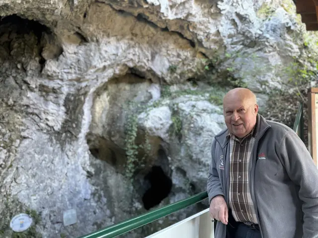 Höhlenführer Albin Tauber ist seit 24 Jahren enthusiastisch und ehrenamtlich in der Tiefe der Nixhöhle unterwegs. | Foto: Lina Chalusch