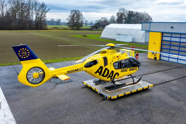 Im Fokus steht der Rettungshubschrauber "Christophorus Europa 3".  | Foto: FOTOKERSCHI